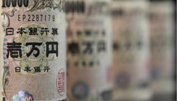 Dollar rises against the yen after a wave of heavy buying